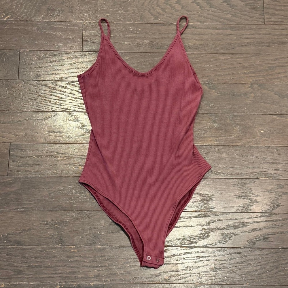 American Eagle Womens Burgundy Ribbed V-Neck Spaghetti Strap Bodysuit Size M